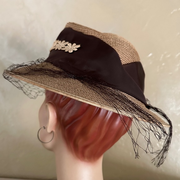 LOVELY 1950s\' TAN STRAW FEDORA WITH WIDE BAND, APPLIQUÉ & VEIL main image 7